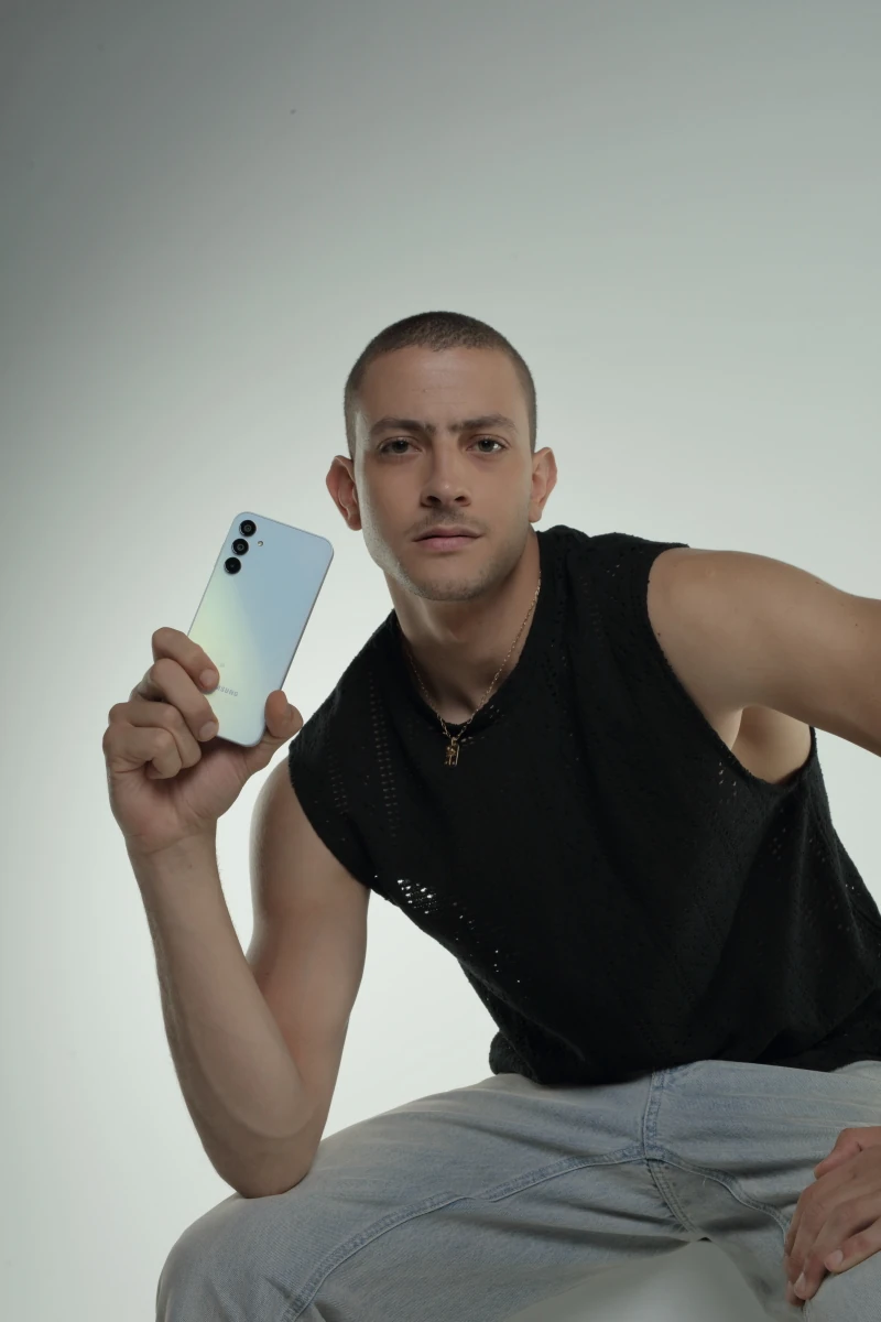 Fares Abdeddayem presenting the Galaxy A15 in the studio